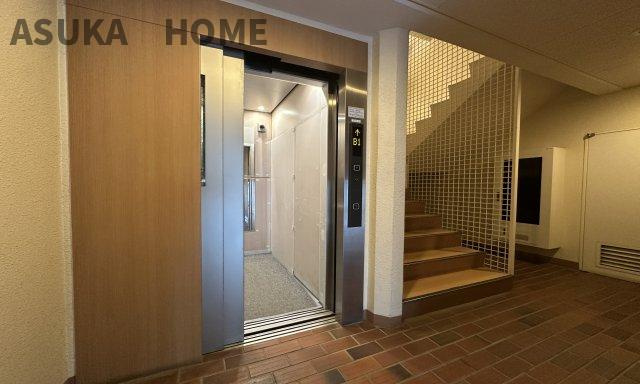 エレベーター完備のマンションです。