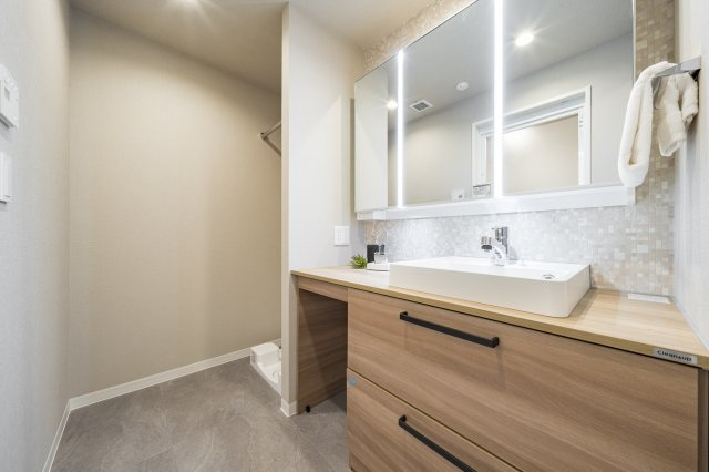 ワイドスパンの独立洗面台を新設しております　※小物は含まれません