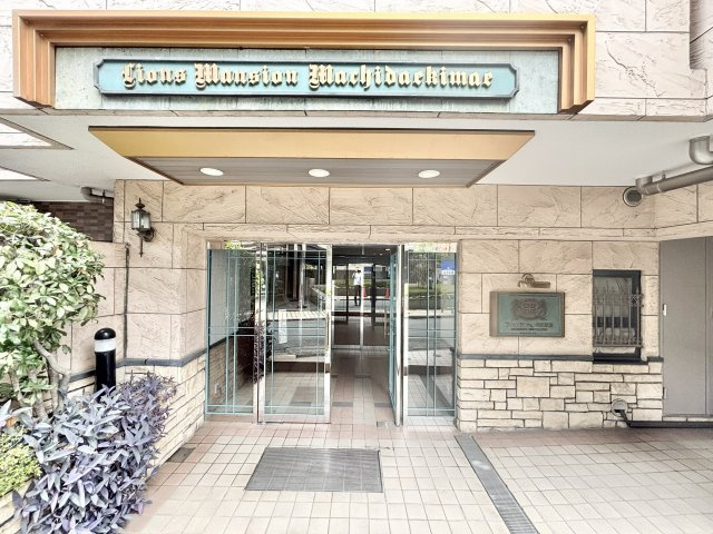 高級感あるエントランス部分になります。オートロックのマンションです。