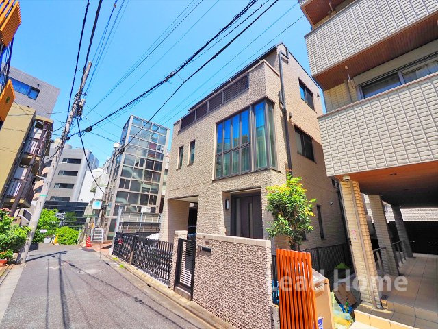 スタイリッシュなデザインが目を引く建物です！日差しを遮る構造で快適な住環境が保たれています♪