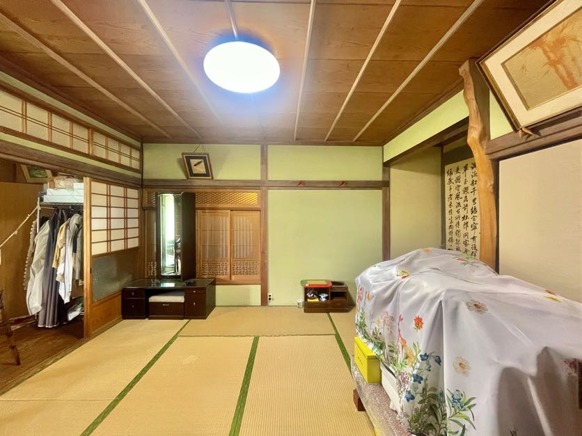 8帖和室。押入れ、床の間がございます。