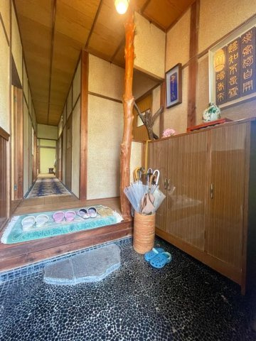開放感のある玄関。シューズボックスもございます。
