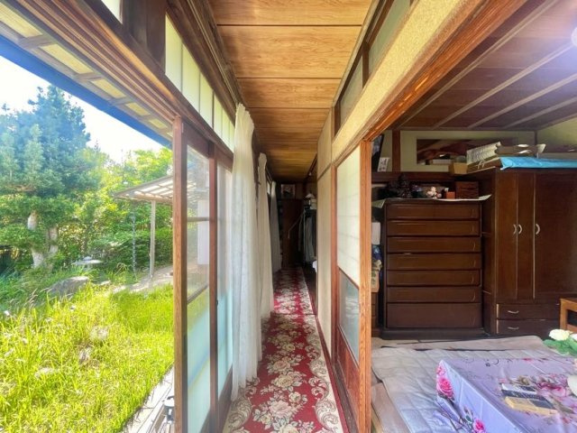 庭と接する縁側です。風通しが良好でとてもリラックスできます。