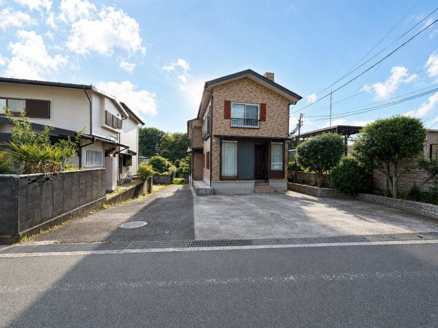 ◆爽やかな青空の下に贅沢なほどに降り注ぐ陽光、豊かな居住性と、クオリティが見事に調和した住空間は、住まうことの喜びを感じさせてくれます。ゆとりある広い敷地で開放的なお住まいです。（AI加工済み）