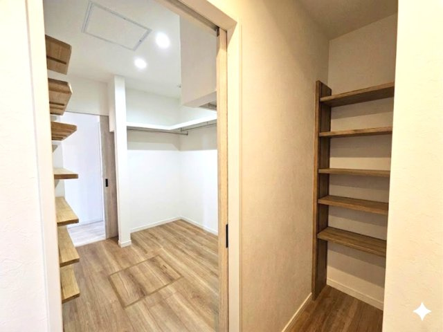 ウォークインクローゼットには収納棚が付いているので、物をまとめて収納することが可能です！　　