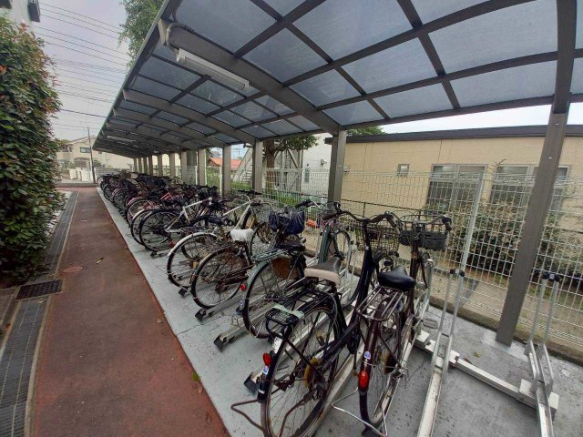 サイクルラック付きの駐輪場