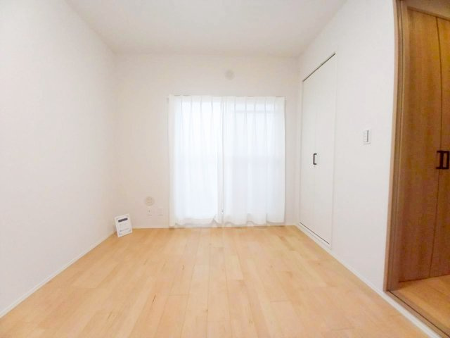 バルコニーも付いている収納の豊富な洋室です