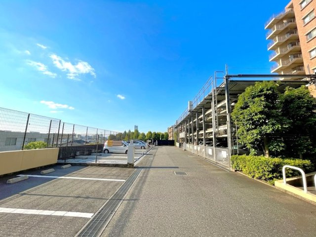 1住戸につき1区画の駐車場使用権付き。現行使用料無償なのも嬉しいポイントです。