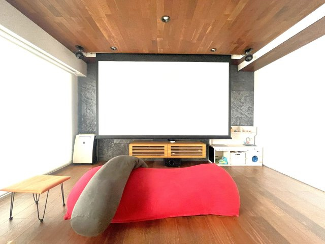120インチ大型スクリーンと立体音響で、自宅にいながら映画館気分を味わえます。