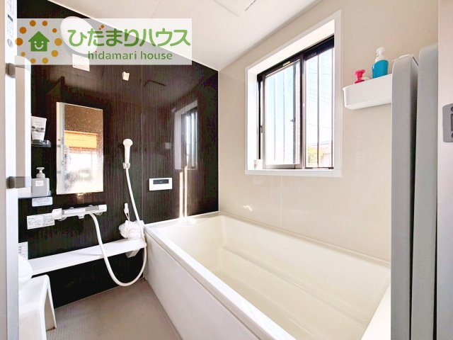 足を伸ばしても十分に入れる広々お風呂！