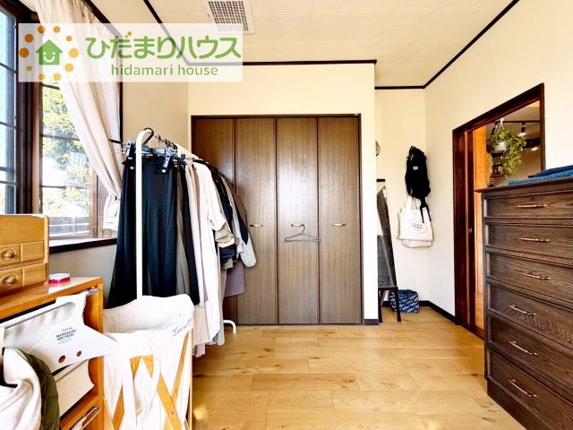 クローゼットタイプの収納はお洋服などの出し入れも楽々です！
