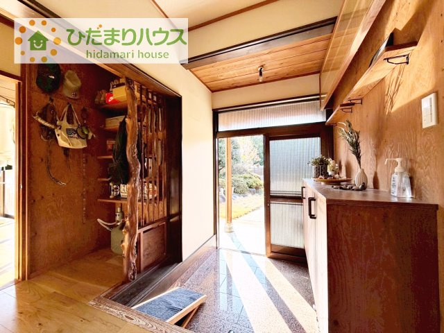 玄関横にも収納があるため、アウターなども掛けられます！
