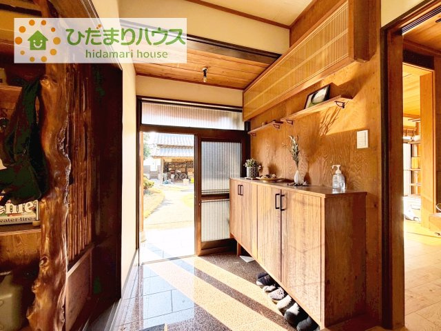 お家の顔である玄関は入った瞬間から趣のある和モダンな空間！