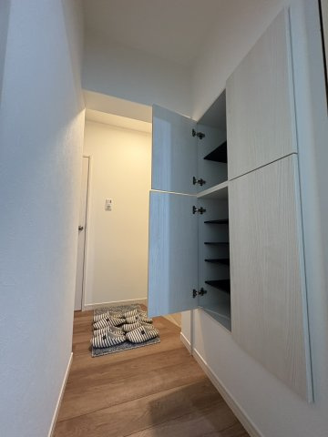 玄関部分にある二段のシューズボックスになります。