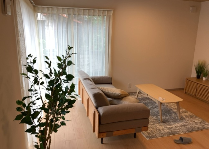 L型アイランドタイプは、キッチンからダイニングにもリビングにも目が行き届くので、とても使いやすい配置です。L字型独立タイプは、キッチンを独立させてるためLDKというよりもLDといった様なイメージです。