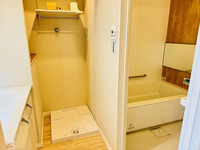 ～洗濯機上には便利な可動棚付き～