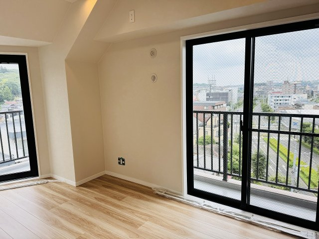 ～6.7帖の主寝室　2面採光で明るく風通しの良いお部屋です～