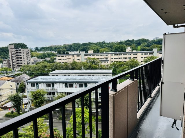 ～南側・東側から北側にかけてのバルコニーがあります～