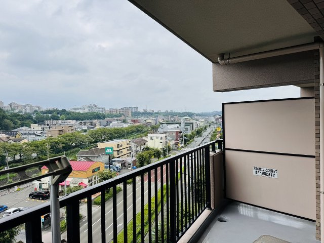 ～南側・東側から北側にかけてのバルコニーがあります～