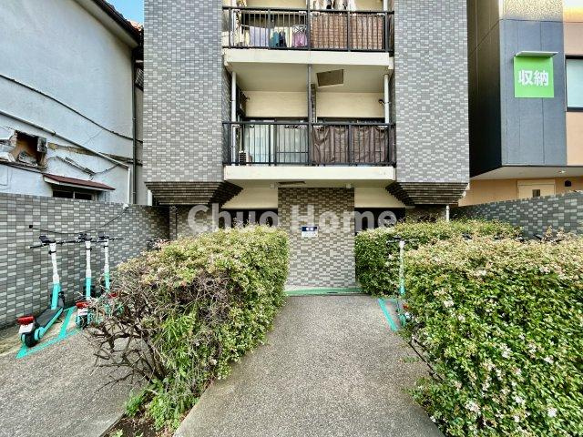 【エントランス】マンションのエントランスは、その物件の印象を決める、顔とも言える場所です。毎日通る場所ですからきれいなのが一番です。