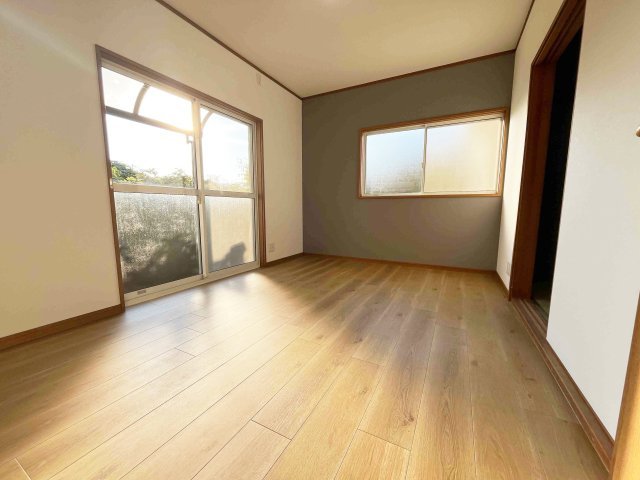 南向きの窓から明るい光が差し込みます