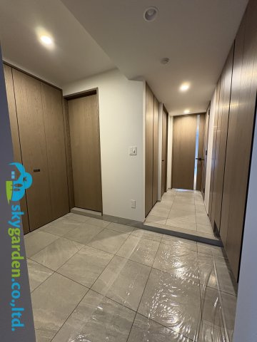 収納豊富な広い玄関ホール　洗面室脱衣室へも直接入れます