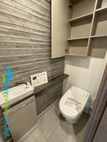 ゆったりとした空間のトイレです　手洗い付いてます