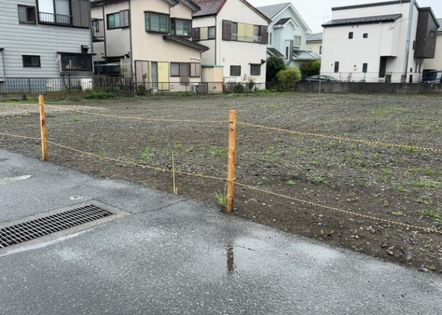土地の形が極端に長細かったり、狭小地、あるいは道路との高低差がある傾斜地だった場合、後々売ろうとしても買い手がつかない場合もあります。後々、売却することになった時に価値の下がらない土地を選びましょう。