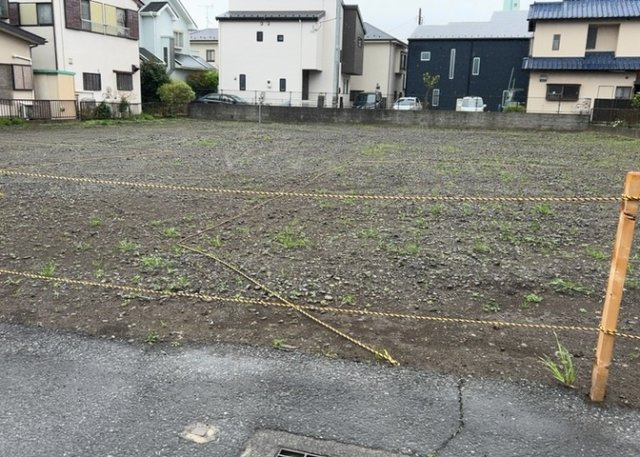 土地の面積＝住宅面積ではありません。建ぺい率の問題などで、土地のある場所によって住宅を建てられる面積は限られています。高さもしかり、「土地」という言葉の中には、建築条件も含まれると考えておきましょう。