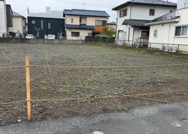 家を建てる場合、方位は要チェックです。現実的に日当たりのよい家ならばリビングは南側、建築基準法でも北側に当たる家への配慮は求められています。土地を見学に行く際は、方位磁針を持って行くようにしましょう。