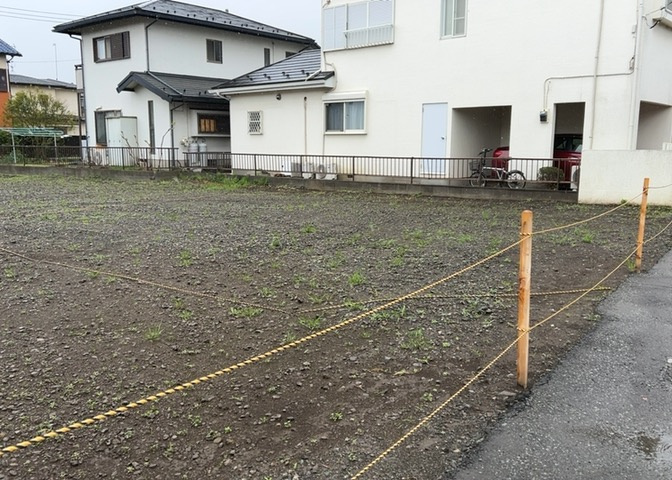 土地の前の道路に消火栓が設置されていることがあります。この場合、道路交通法第45条第1項により、駐車禁止の場所が指定されています。そのため、車庫などの駐車スペースをつくることができない場合があります。