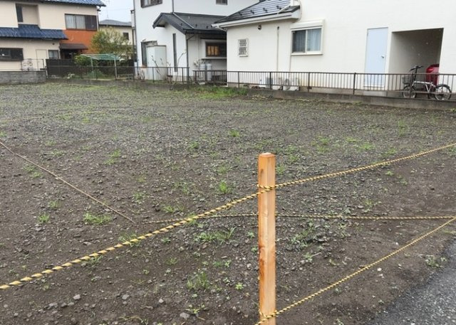 現地に行くなら、物件の周囲の地形がどうなっているかを見ることも大切です。周辺より低くなっている土地では、大雨などで水が集まりやすいため、地盤が弱くなっているということも考えられるため、注意が必要です。