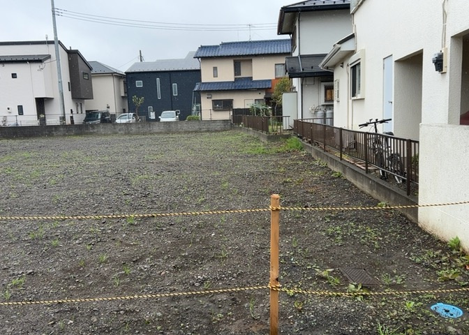 土地購入を検討されている場合、境界杭がない状態で購入してしまうと境界確定測量をする必要があり、費用がかかります。購入の前に、売主、隣土地所有者立ち合いのもと境界を確定し境界杭を設置するのがベストです。