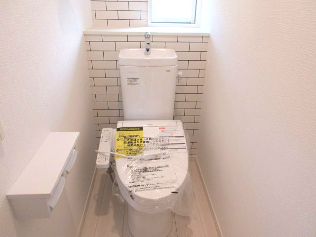 2階トイレには快適な温水洗浄便座付