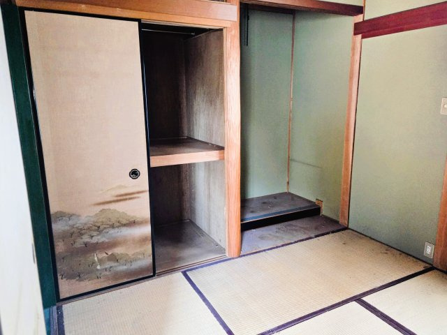 中段のある押し入れで、布団や荷物をすっきり収納できます。