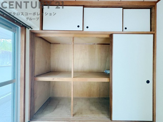 押入れは季節の衣類、寝具などを収納できます。伝統的な美しさと実用性が融合し、収納物を保護する調湿・換気効果があります。使い方によっては書類や小物なども効果的に整理でき空間を有効活用できます。