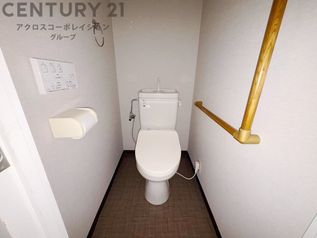 温水洗浄便座付トイレは温水洗浄機能により、暖かい水でおしりを洗浄することができ、冷たい水を使う従来の便座に比べ、温水洗浄機能で暖かいトイレを提供し、快適な使用を可能にします。