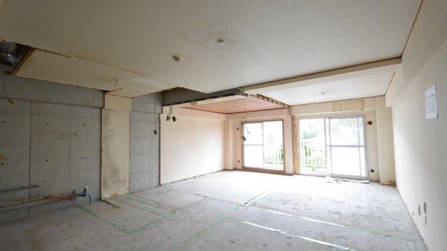 前面に建物が無く、南向きで日当りが良く明るいお部屋です。2026年8月末リノベーション完了予定です。