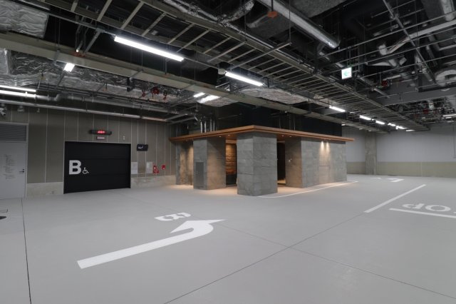 【駐車場】地下1階で入出庫操作が可能なタワーパーキング4基（総台数368台）を設置！　