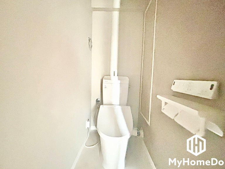 明るく清潔感溢れるトイレです。