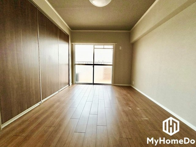 バルコニーにつながるお部屋で、通風・陽当たり良好。