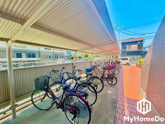 屋根付きなので、雨や風、直射日光から自転車を守ることができます。