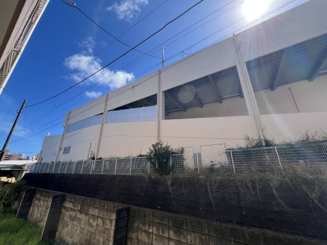 横にスーパーがありますが道路を挟んでいるため距離があるため陽が入ってきます。