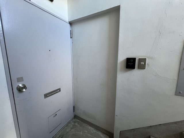 モニター付きインターホンで来客者を確認できます。