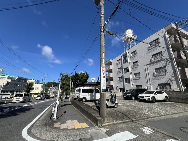 前面道路は交通量の多い道路となります。
