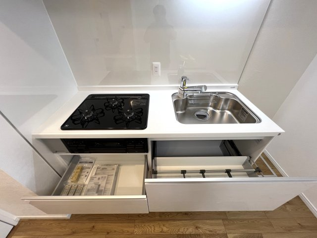 食器や調理器具などを十分に置くことが可能なキッチンです。