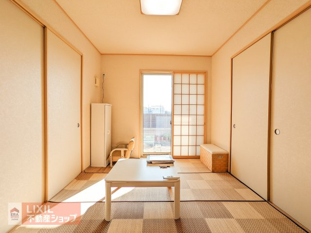 リビング隣接の6帖の和室はお子様の遊び場としても重宝しますね♪