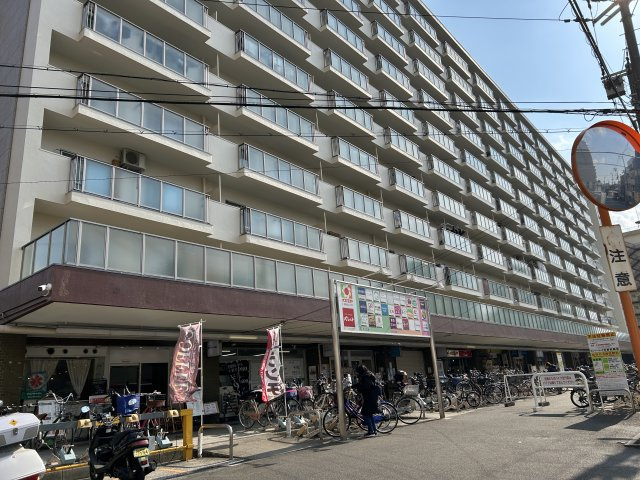 マンション直下型スーパーで買い物が便利。