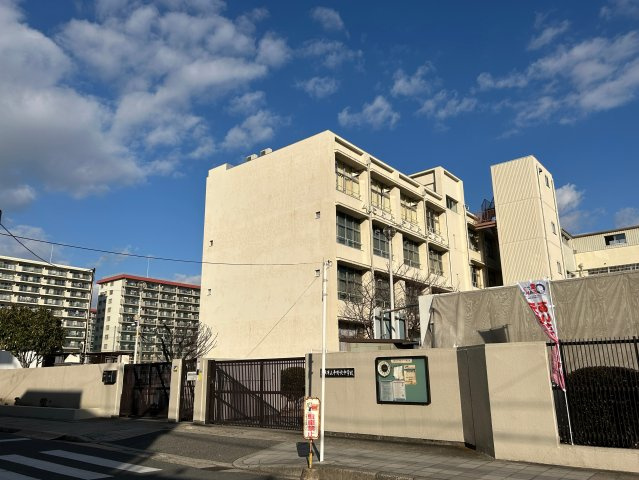 中学校は非常に近く、通学には安心の距離感です。