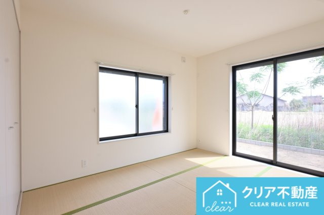 大きな窓は二面採光で明るい和室です♪